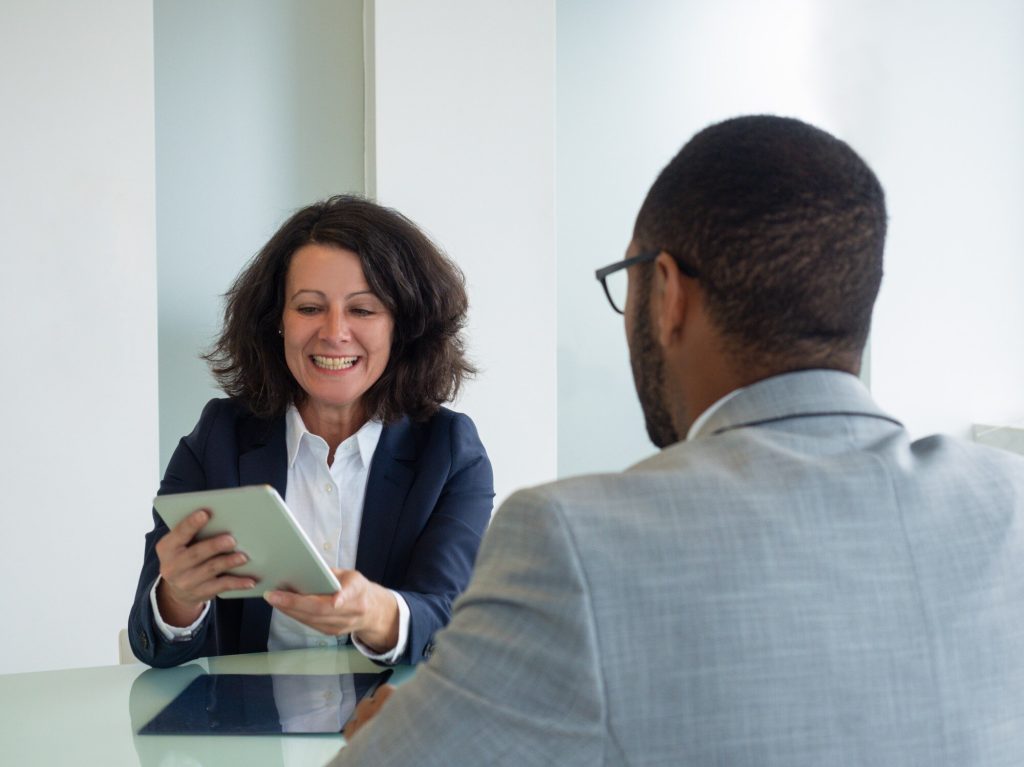 A entrevista como conversa: guia para empresas e candidatos